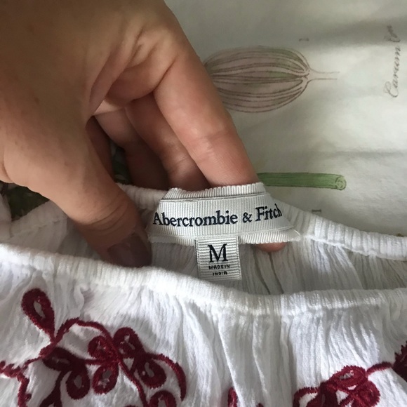 Abercrombie and Fitch loose fit crop top. - Picture 4 of 4